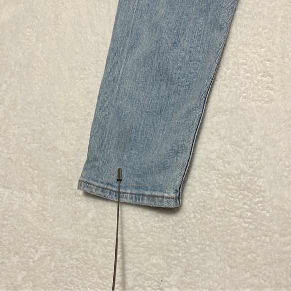 American Eagle Outfitters Women's Strigid Mom Jean Light Wash Size 2 - Picture 8 of 16